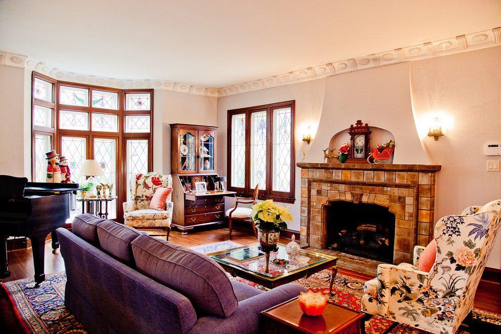 Klassisches Wohnzimmer mit gefliester Kaminumrandung in Dallas