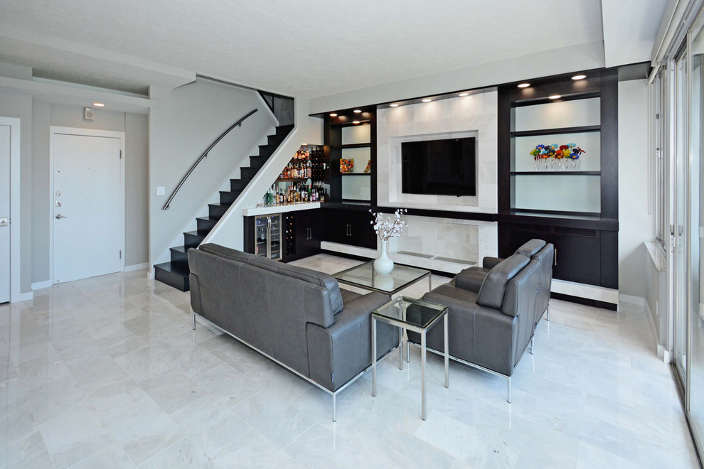 На фото: открытая гостиная комната среднего размера в стиле модернизм с серыми стенами, мраморным полом, мультимедийным центром и белым полом без камина