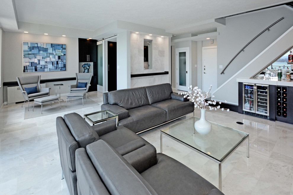 На фото: открытая гостиная комната среднего размера в стиле модернизм с серыми стенами, мраморным полом, мультимедийным центром и белым полом без камина с