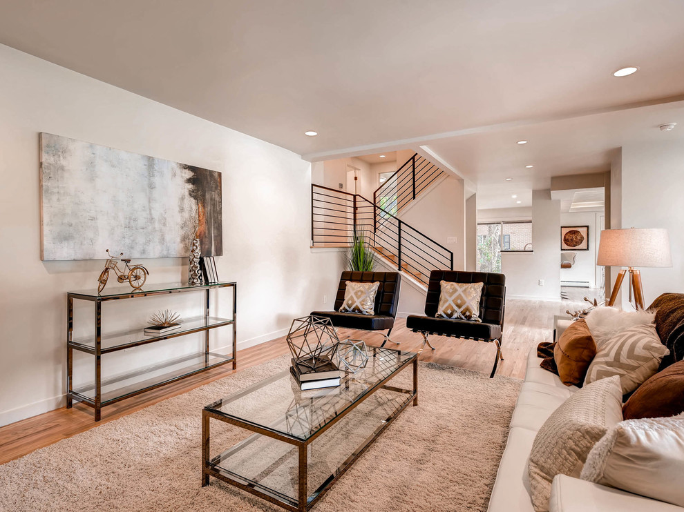 Fernseherloses, Offenes Modernes Wohnzimmer ohne Kamin mit beiger Wandfarbe und braunem Holzboden in Denver