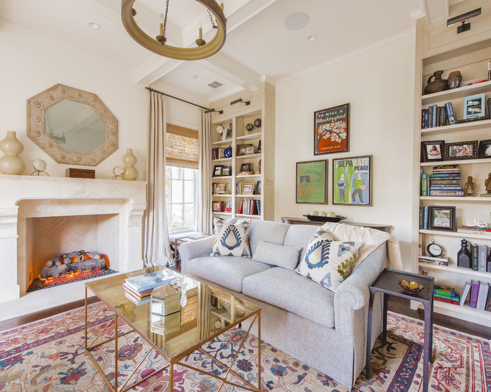 Repräsentatives Klassisches Wohnzimmer mit beiger Wandfarbe und dunklem Holzboden in Dallas