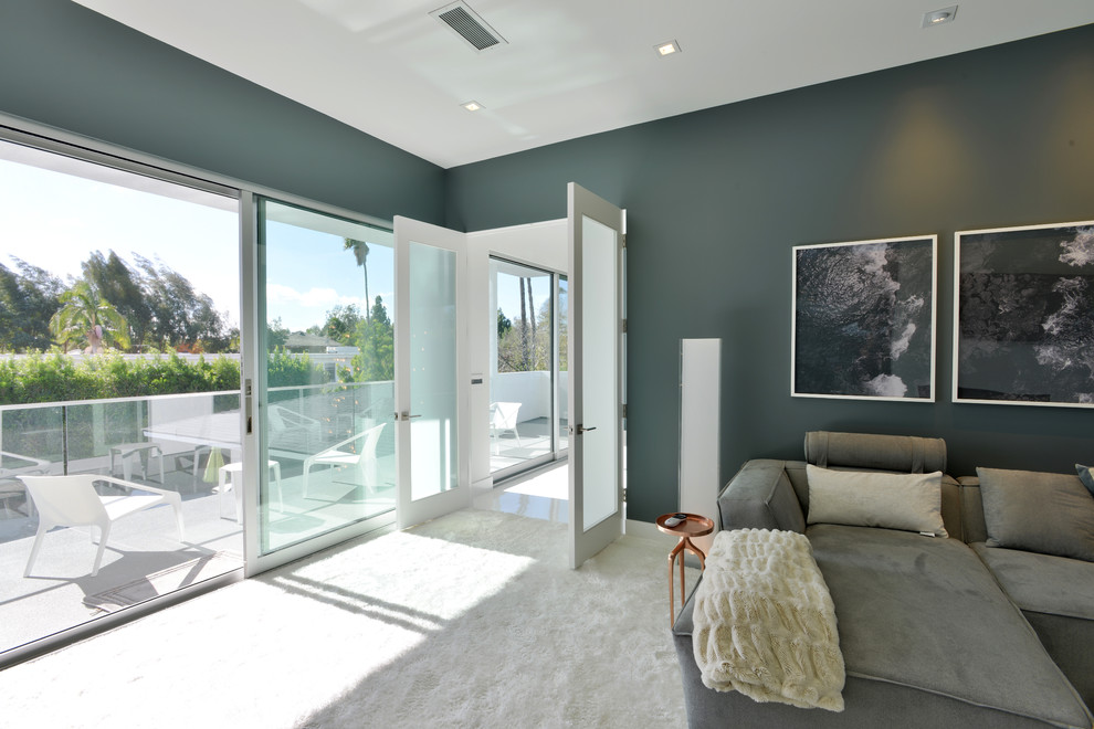 Immagine di un grande soggiorno minimalista con pareti grigie, moquette, camino classico e cornice del camino in metallo