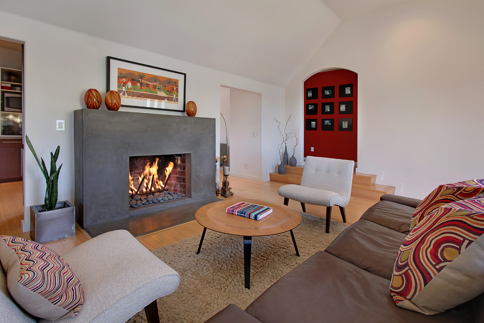 Idee per un soggiorno design con pareti bianche, pavimento in legno massello medio, camino classico e nessuna TV