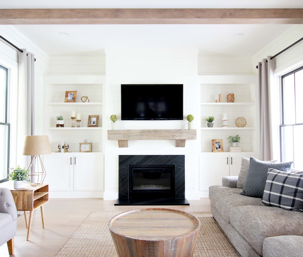 Landhausstil Wohnzimmer mit weißer Wandfarbe, hellem Holzboden, Kamin, TV-Wand und beigem Boden in Sonstige