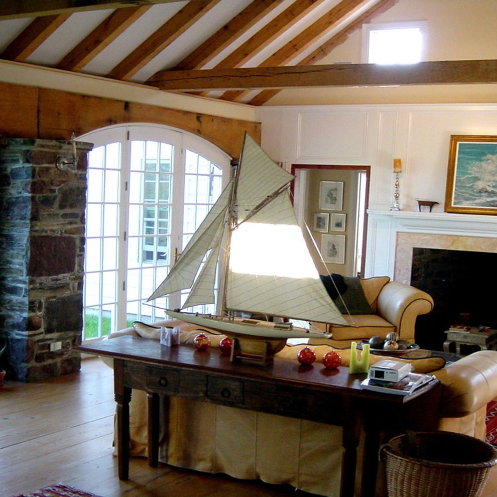 Mittelgroßes Klassisches Wohnzimmer mit bunten Wänden, braunem Holzboden, Kamin und Kaminumrandung aus Stein in New York