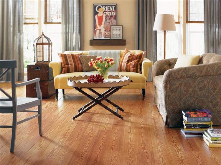 Imagen de salón para visitas cerrado bohemio de tamaño medio sin chimenea y televisor con paredes beige, suelo laminado y suelo marrón