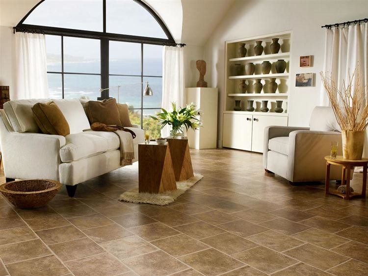 Foto de salón para visitas cerrado clásico de tamaño medio sin chimenea y televisor con paredes beige, suelo laminado y suelo marrón