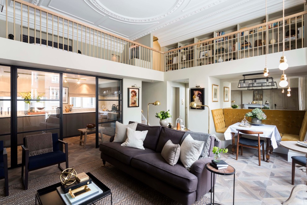 Offenes Eklektisches Wohnzimmer mit weißer Wandfarbe und hellem Holzboden in London