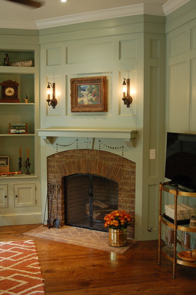 Пример оригинального дизайна: изолированная гостиная комната среднего размера в классическом стиле с зелеными стенами, паркетным полом среднего тона, стандартным камином и фасадом камина из кирпича без телевизора