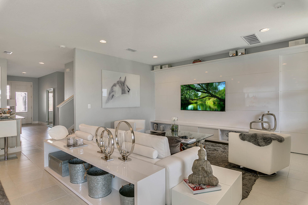 Cette image montre un salon design ouvert avec un mur gris, un téléviseur fixé au mur et un sol gris.