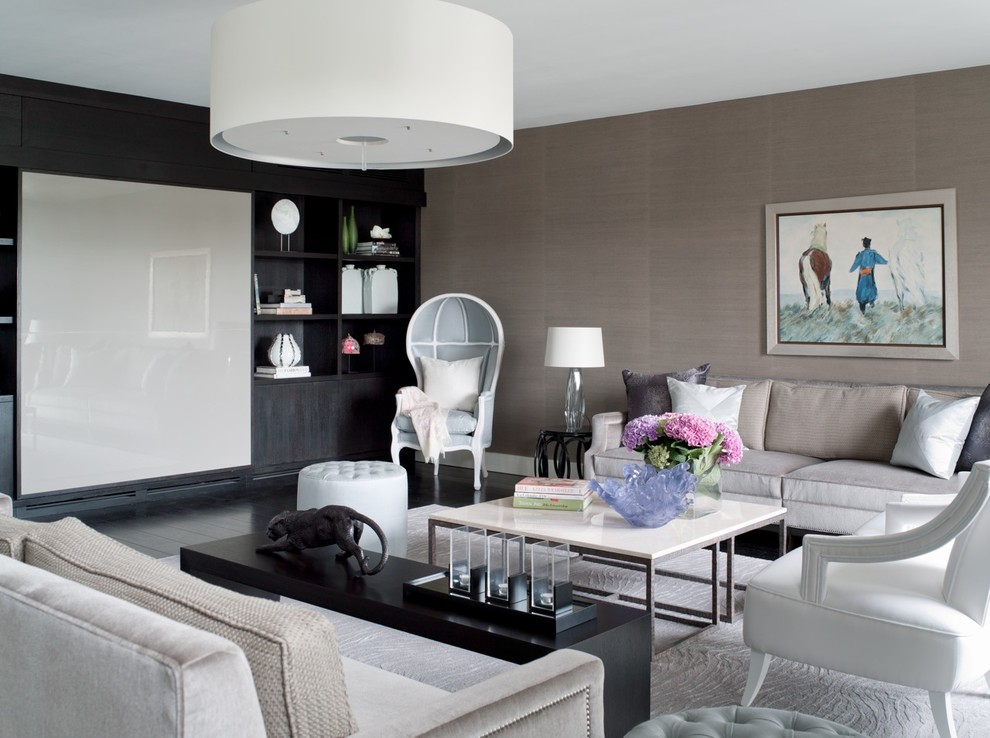 На фото: большая гостиная комната в стиле неоклассика (современная классика) с серыми стенами без камина с
