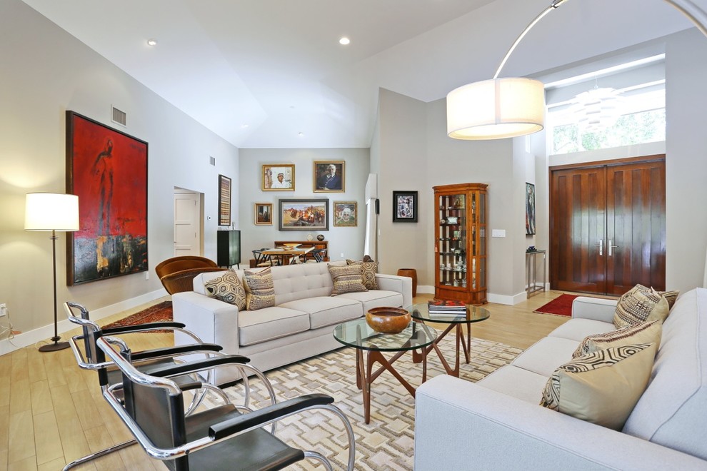 Imagen de salón para visitas abierto contemporáneo de tamaño medio sin chimenea y televisor con paredes marrones, suelo de madera clara y suelo marrón