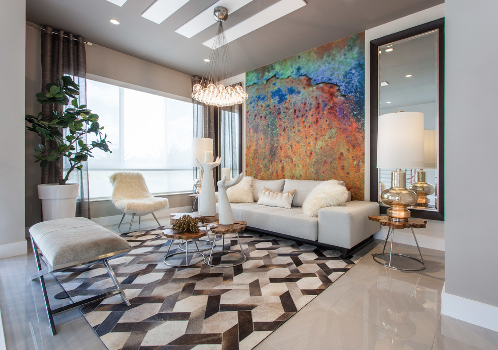 На фото: гостиная комната среднего размера в современном стиле с серыми стенами, полом из керамогранита и ковром на полу без камина