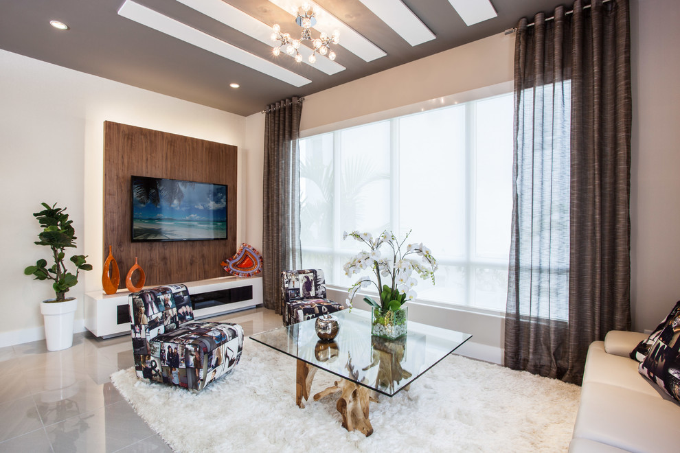 Großes, Offenes Modernes Wohnzimmer ohne Kamin mit Porzellan-Bodenfliesen, TV-Wand und beiger Wandfarbe in Miami