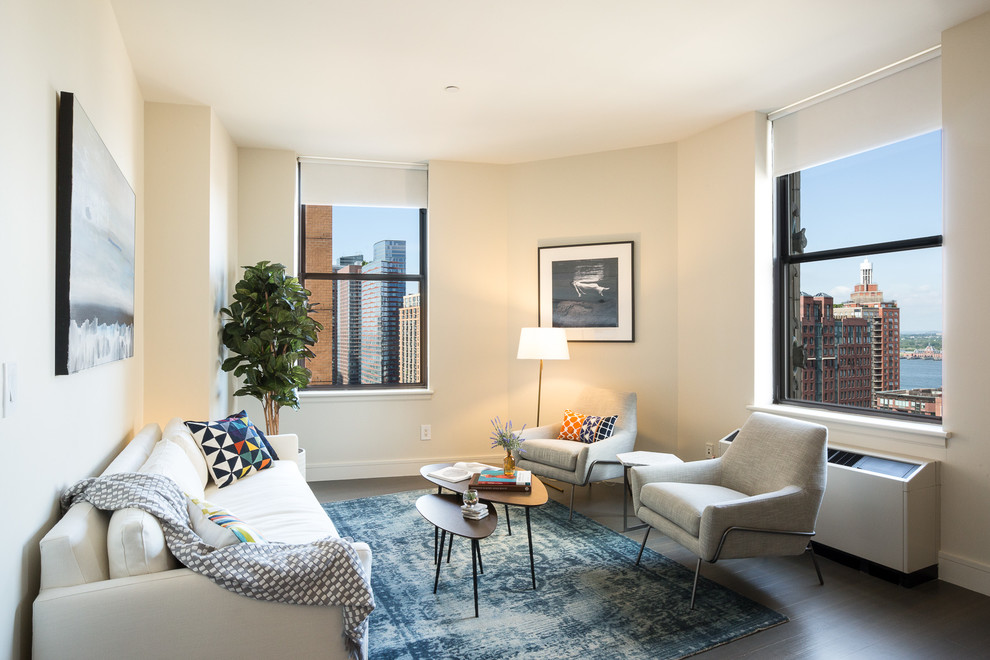 Repräsentatives, Fernseherloses, Offenes Modernes Wohnzimmer mit beiger Wandfarbe und dunklem Holzboden in New York
