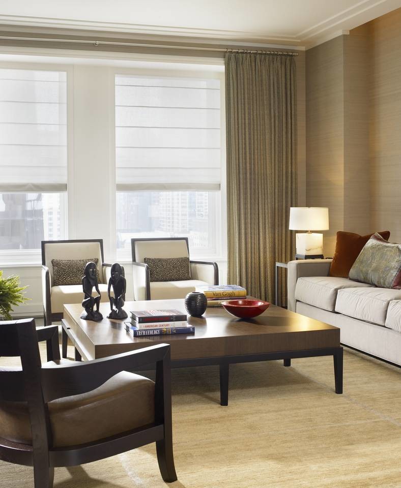 Immagine di un soggiorno classico di medie dimensioni con pareti beige