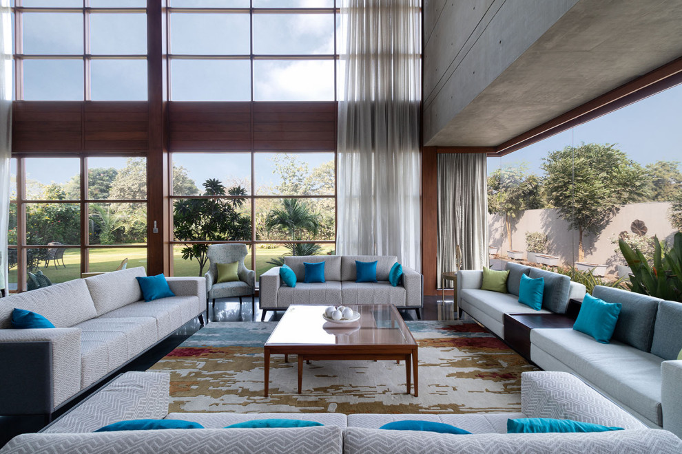 Foto di un ampio soggiorno minimal aperto con sala formale, pareti marroni e pavimento marrone