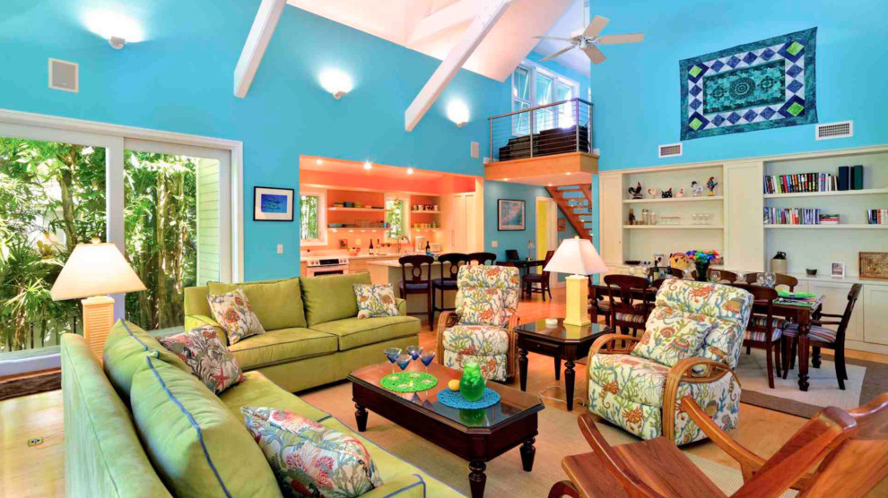 Источник вдохновения для домашнего уюта: открытая гостиная комната среднего размера в морском стиле с синими стенами и паркетным полом среднего тона