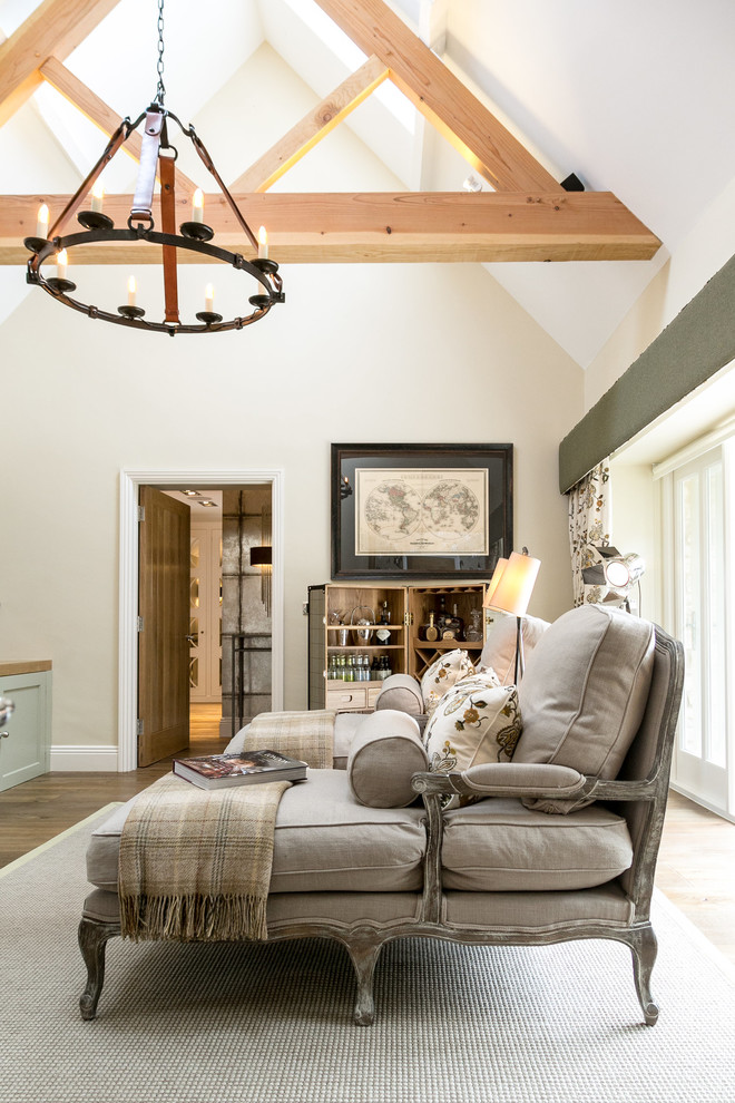 Imagen de salón de estilo de casa de campo con paredes blancas, suelo de madera en tonos medios y suelo marrón
