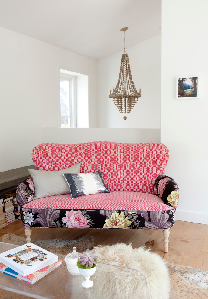 Cette image montre un salon gris et rose bohème avec un mur blanc.