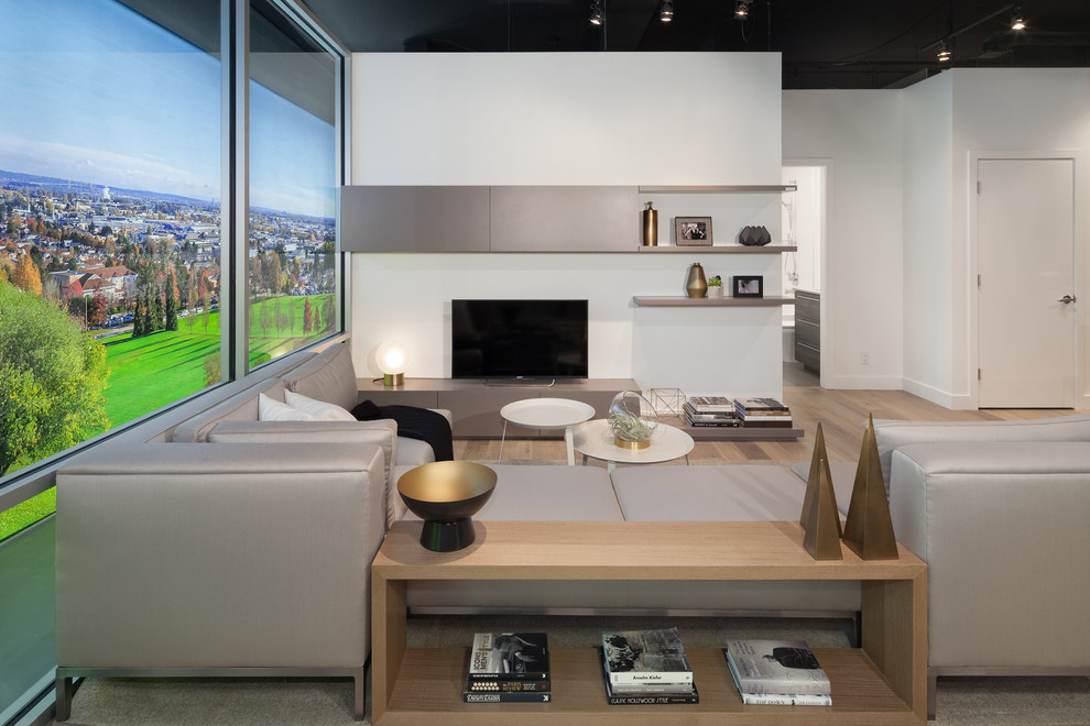 Mittelgroßes, Offenes Modernes Wohnzimmer mit grauer Wandfarbe, hellem Holzboden und TV-Wand in Vancouver