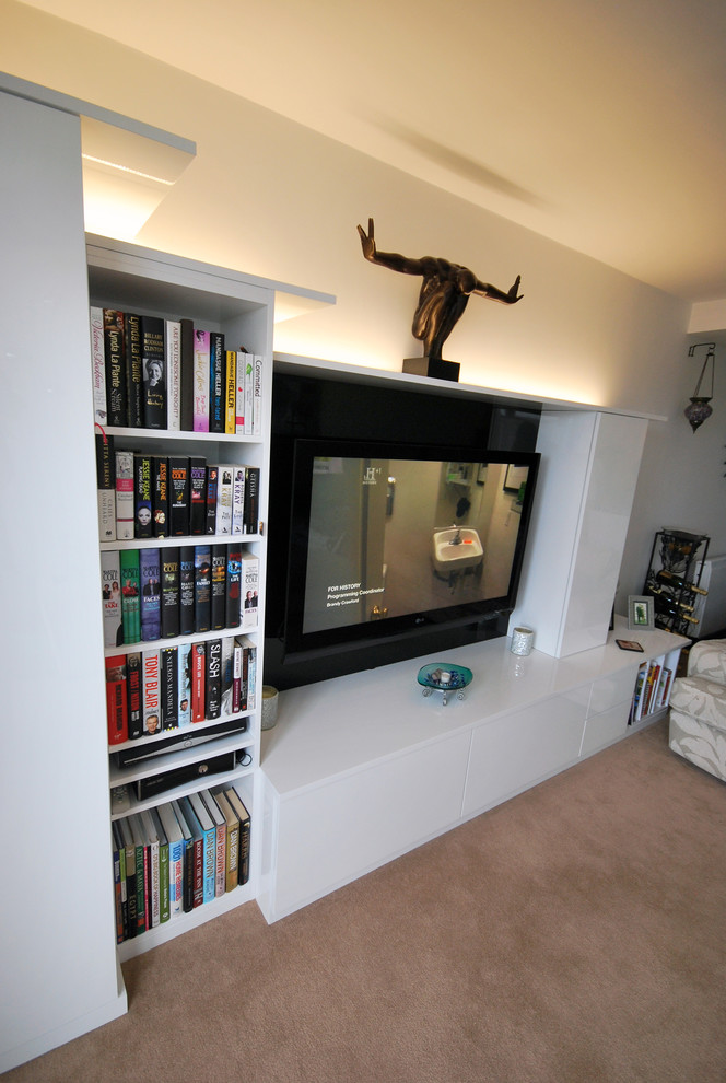 Inspiration för ett mellanstort funkis vardagsrum, med vita väggar, heltäckningsmatta och en väggmonterad TV