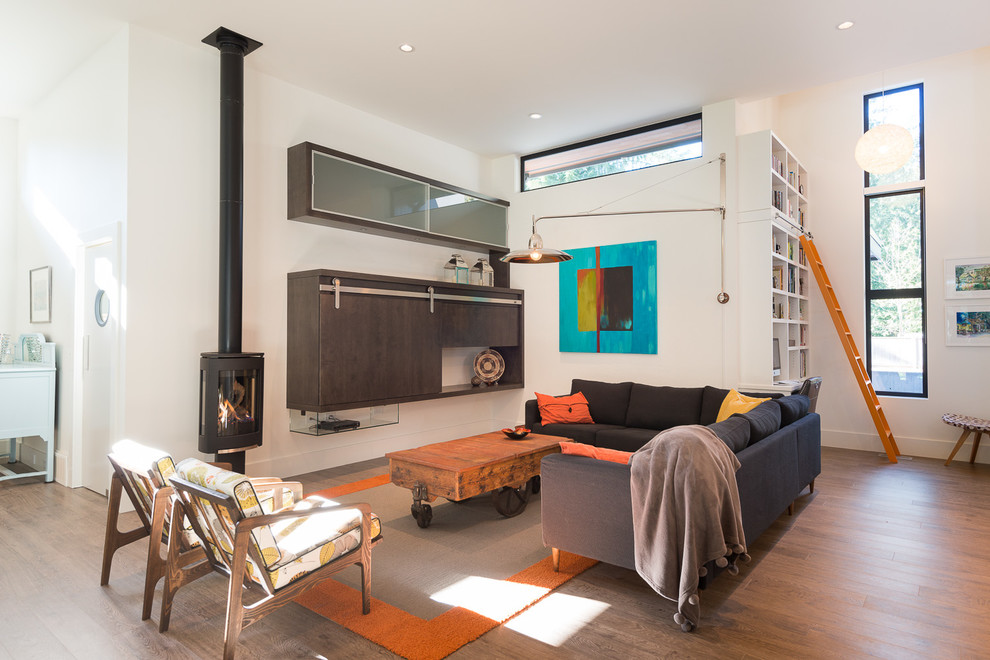 Свежая идея для дизайна: гостиная комната в современном стиле с скрытым телевизором и печью-буржуйкой - отличное фото интерьера