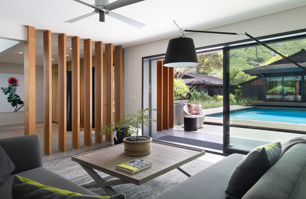 Offenes Modernes Wohnzimmer mit weißer Wandfarbe und grauem Boden in Hawaii