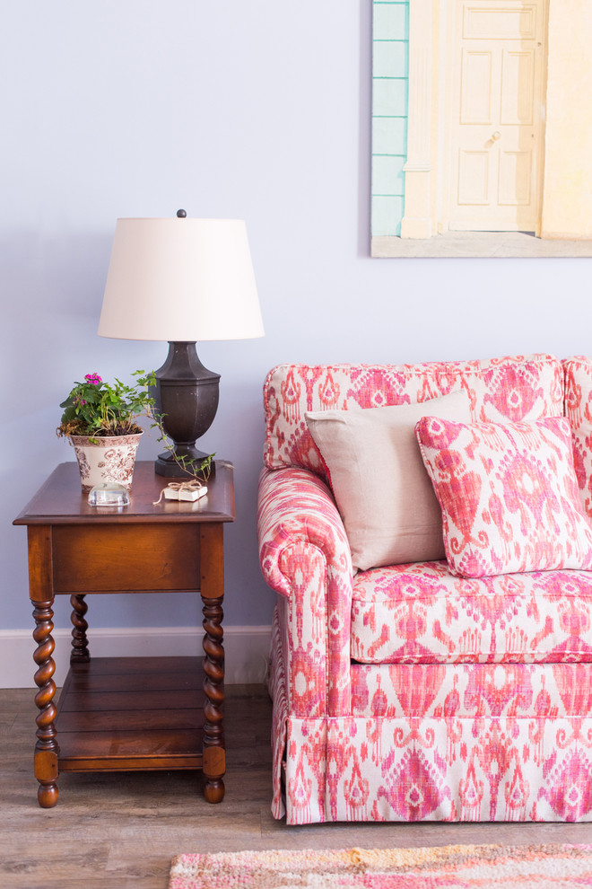 Immagine di un piccolo soggiorno eclettico chiuso con pareti blu, parquet chiaro, camino sospeso e TV a parete
