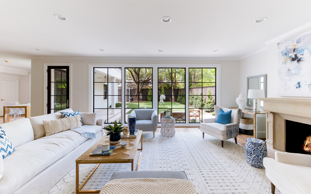 Offenes Klassisches Wohnzimmer mit beiger Wandfarbe, braunem Holzboden, Kamin und braunem Boden in Dallas