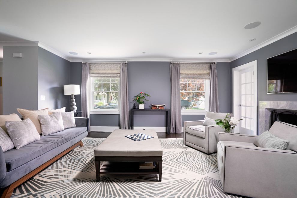Mittelgroßes, Abgetrenntes Klassisches Wohnzimmer mit grauer Wandfarbe, Kamin, Kaminumrandung aus Stein, TV-Wand, dunklem Holzboden und braunem Boden in New York
