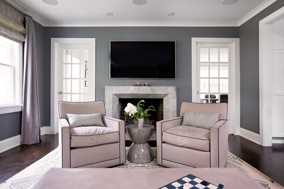 Foto de salón cerrado minimalista de tamaño medio con paredes grises, moqueta, todas las chimeneas, marco de chimenea de piedra y televisor colgado en la pared