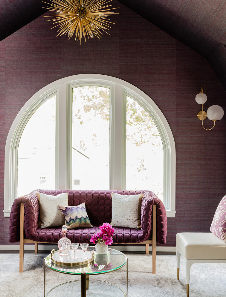 Diseño de salón tradicional renovado grande con paredes púrpuras, suelo de madera en tonos medios, suelo marrón y arcos
