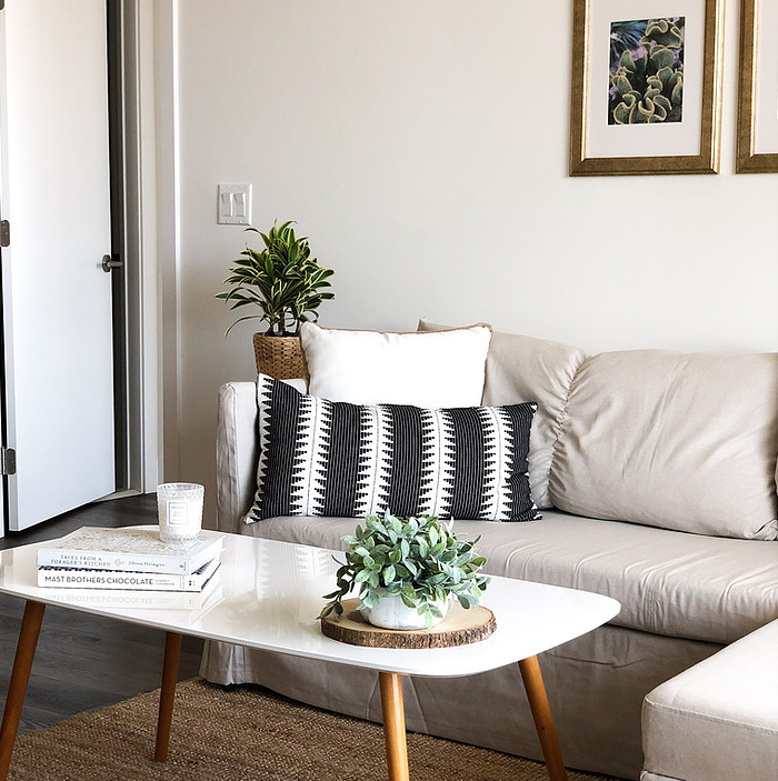 Immagine di un soggiorno minimalista di medie dimensioni e aperto con pareti bianche, parquet scuro, nessun camino, TV autoportante e pavimento marrone