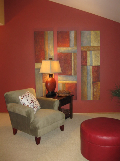 Aménagement d'un salon éclectique de taille moyenne et fermé avec un mur rouge, moquette et aucune cheminée.