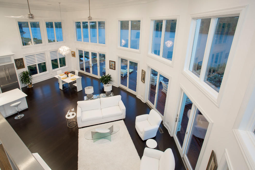 Foto di un grande soggiorno contemporaneo aperto con pareti bianche, pavimento in bambù e TV a parete