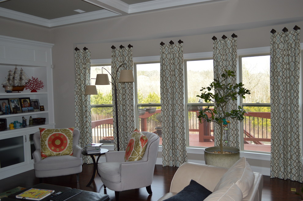 Foto di un grande soggiorno contemporaneo aperto con pareti beige e parquet scuro