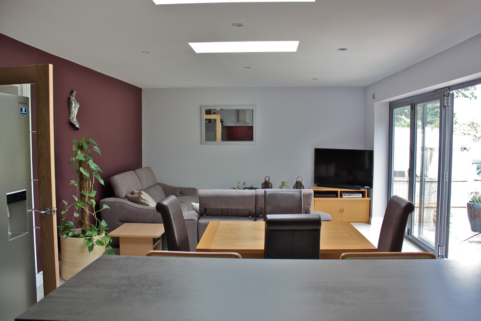 This is an example of a modern living room in Berkshire.