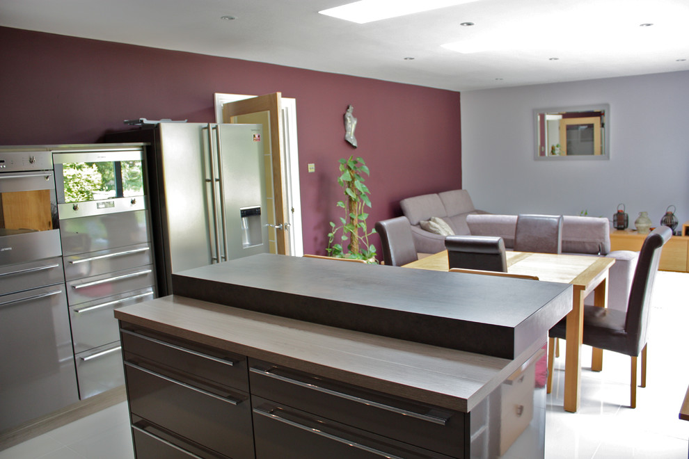 Design ideas for a modern living room in Berkshire.