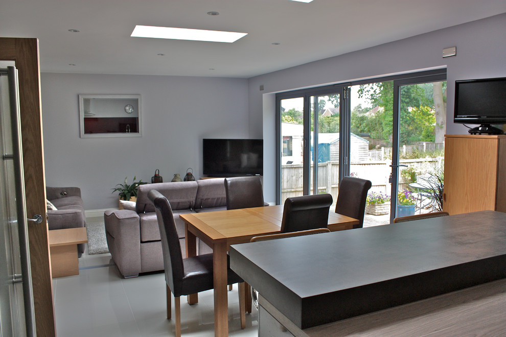 Design ideas for a modern living room in Berkshire.