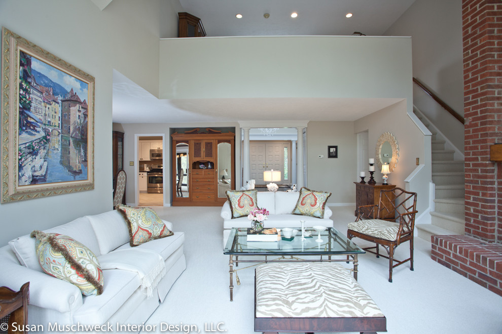 Idee per un piccolo soggiorno classico aperto con pareti beige, moquette, camino classico e cornice del camino in mattoni