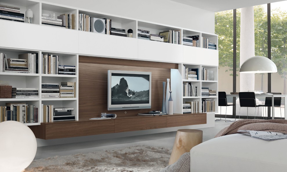 Foto på ett stort funkis allrum med öppen planlösning, med ett bibliotek, vita väggar, en väggmonterad TV och grått golv