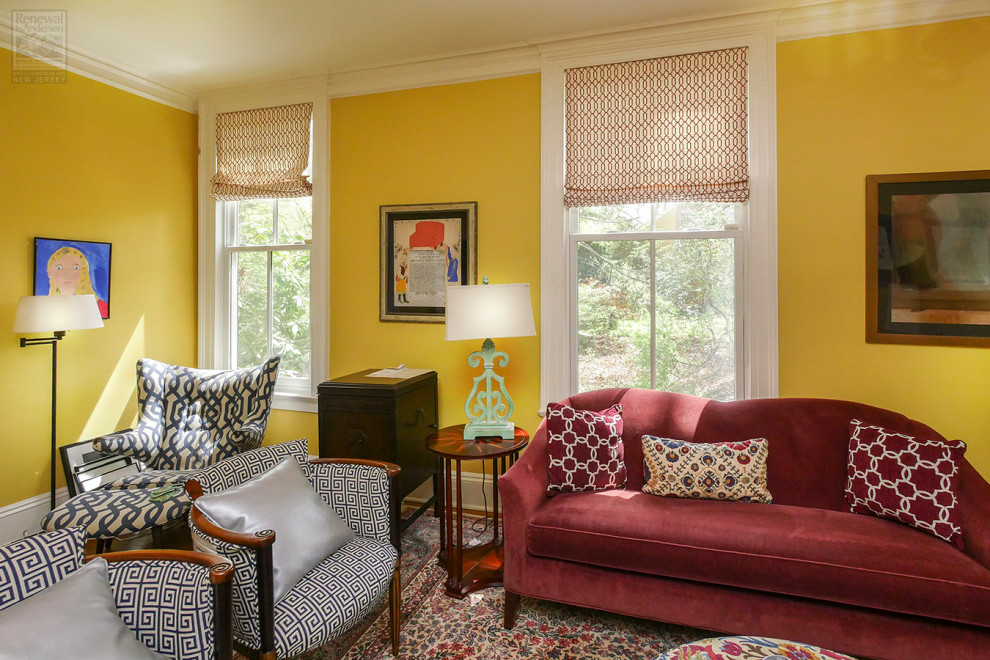 Idee per un soggiorno di medie dimensioni e chiuso con sala formale, pareti gialle, pavimento in legno massello medio e pavimento multicolore