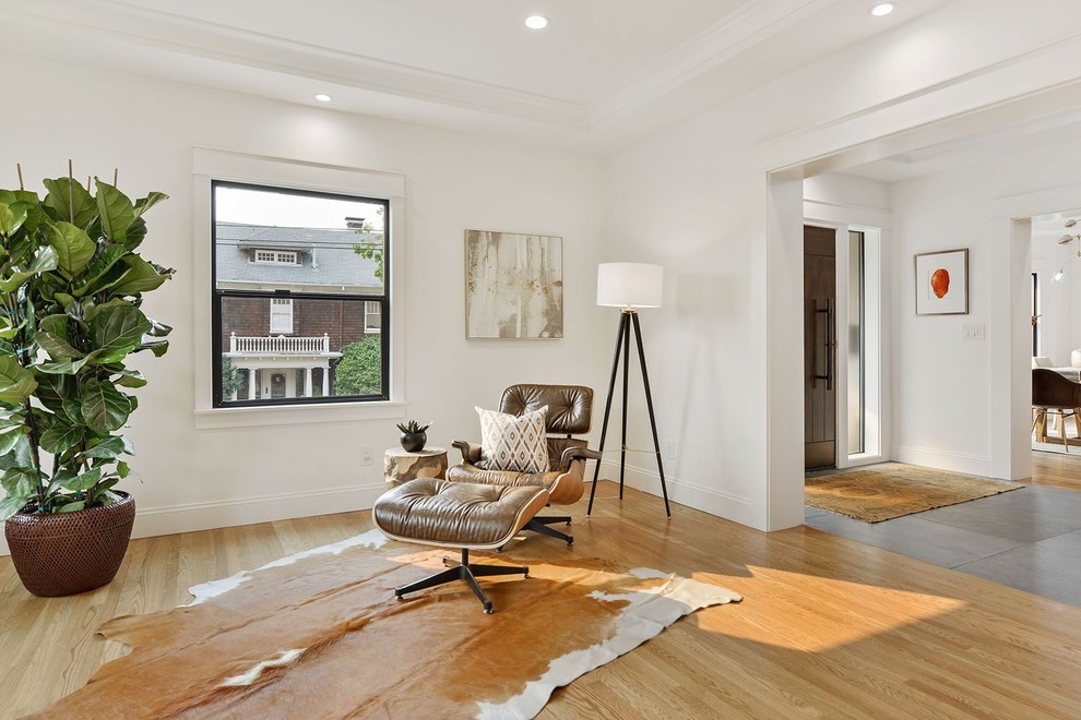 Mittelgroßes, Repräsentatives, Fernseherloses, Offenes Modernes Wohnzimmer ohne Kamin mit weißer Wandfarbe, hellem Holzboden und beigem Boden in San Francisco