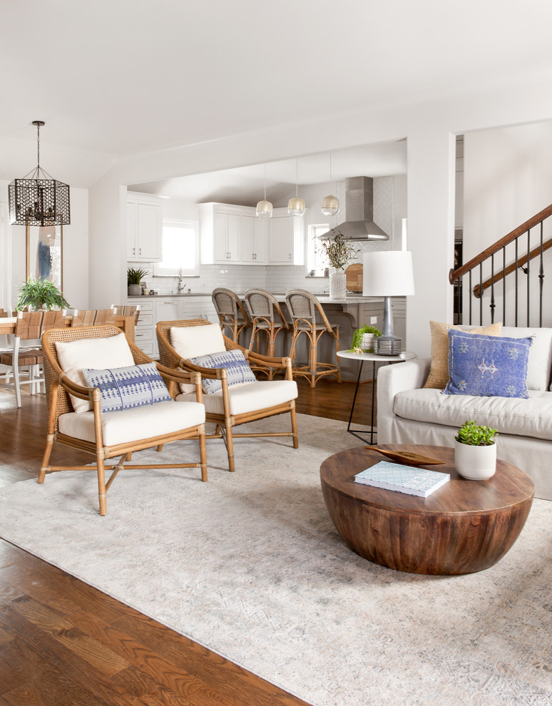 Foto di un soggiorno chic di medie dimensioni e aperto con pareti bianche, pavimento in legno massello medio e pavimento marrone