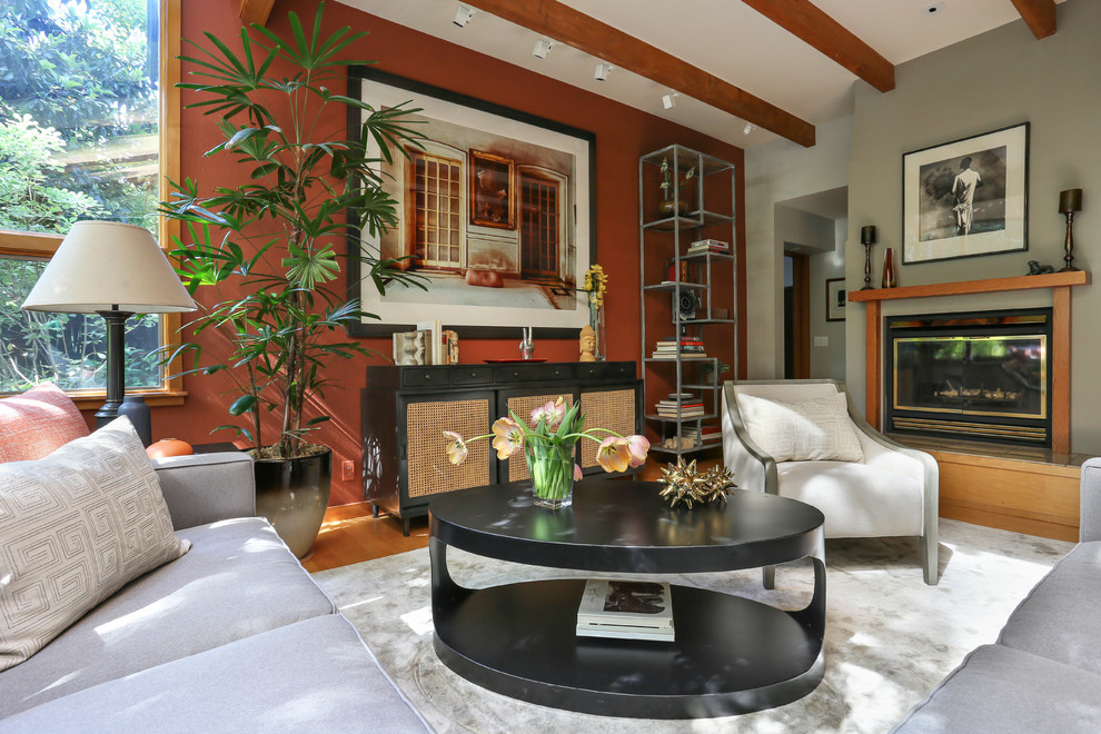 Mittelgroßes, Abgetrenntes, Repräsentatives, Fernseherloses Klassisches Wohnzimmer mit roter Wandfarbe, hellem Holzboden, Kamin und braunem Boden in San Francisco