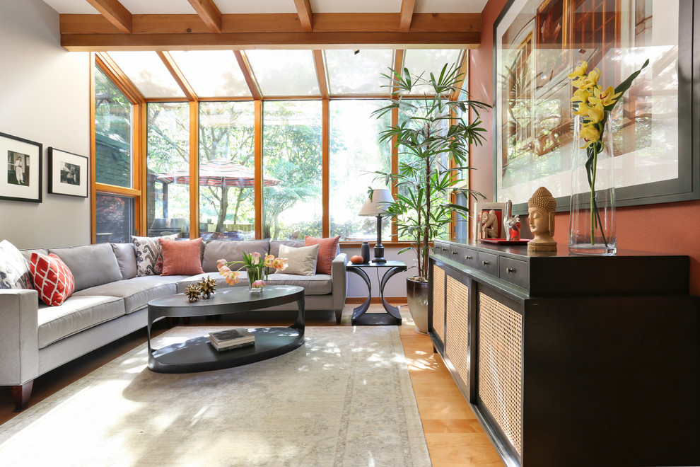 Mittelgroßes, Abgetrenntes, Repräsentatives, Fernseherloses Klassisches Wohnzimmer mit roter Wandfarbe, hellem Holzboden, Kamin und braunem Boden in San Francisco