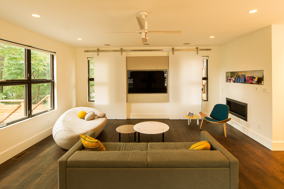 Foto di un soggiorno minimal con sala formale, pareti bianche, parquet scuro, camino lineare Ribbon e TV a parete