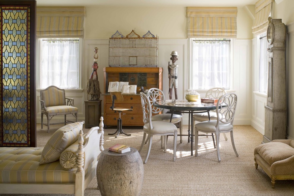 Modelo de salón clásico con paredes beige y moqueta