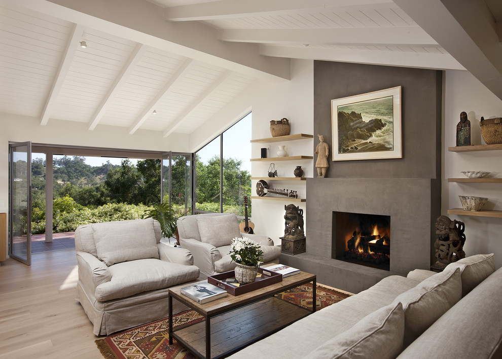 Fernseherloses, Mittelgroßes, Offenes Modernes Wohnzimmer mit Kamin, verputzter Kaminumrandung, weißer Wandfarbe und hellem Holzboden in Santa Barbara